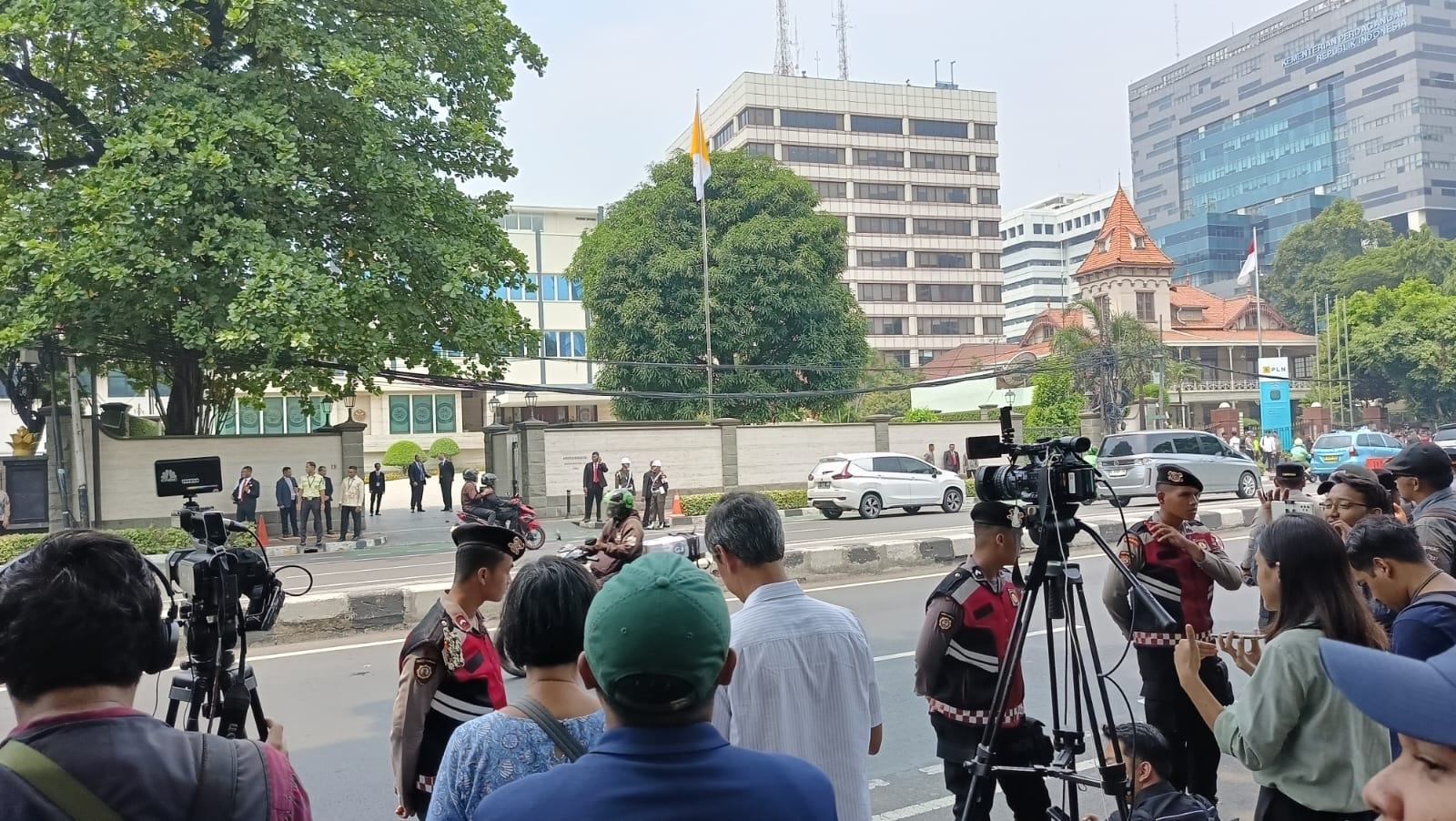 Umat Katolik Antusias Sambut Kedatangan Paus