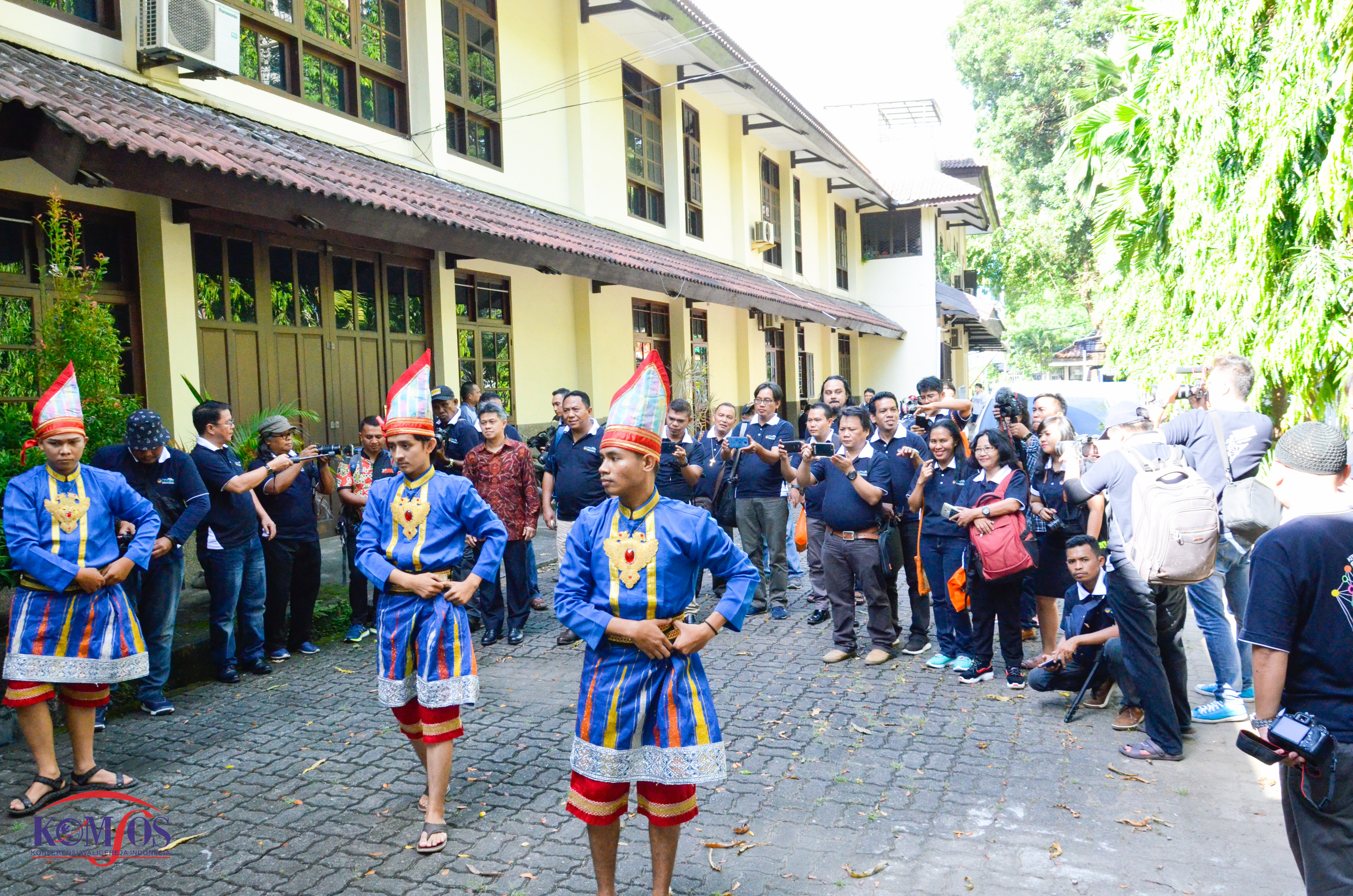 Tarian Tradisional Sambut Para Pegiat Komsos di Makassar