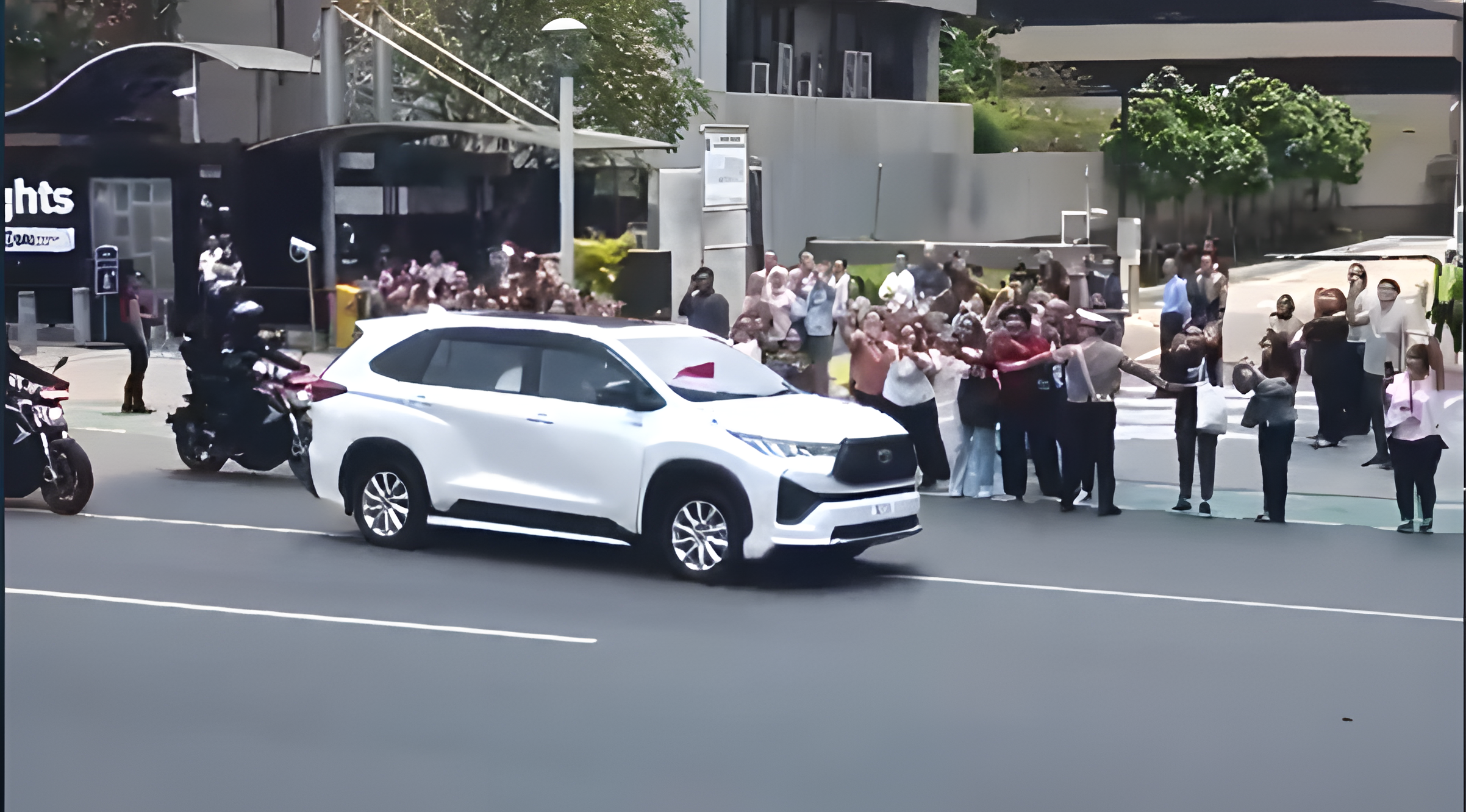 Dengan Mobil Sederhana, Paus Fransiskus Tiba di Kedubes Vatikan