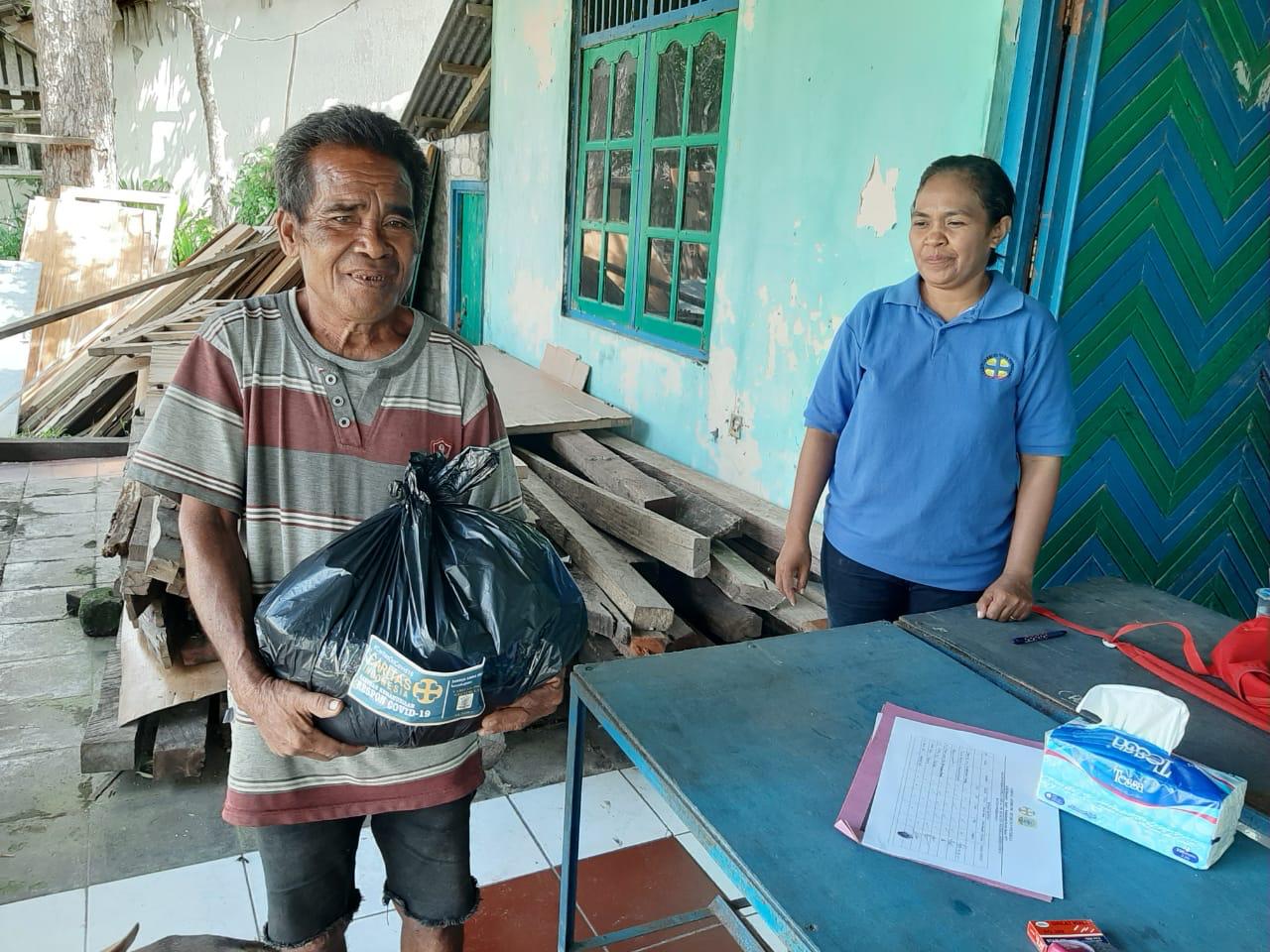 Caritas Keuskupan Weetebula Bergerak Membagikan Sembako