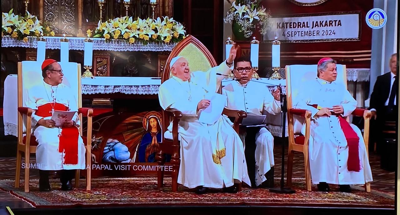 Permainan Angklung dan Lagu ARBAB Sambut Paus Fransiskus di Gereja Katedral