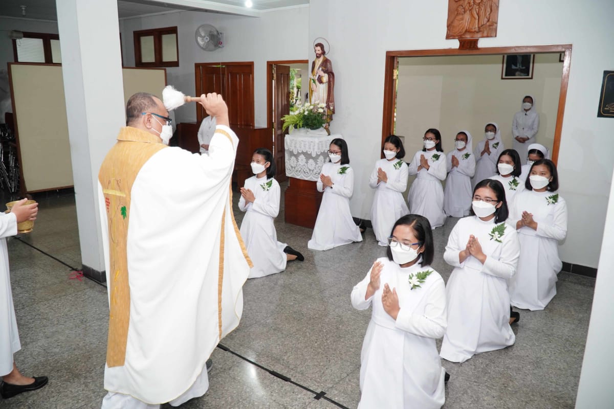 9 Pemudi dan 5 Suster Novis Kongregasi Carolus Borromeus Terima Busana Biara dan Ucapkan Kaul