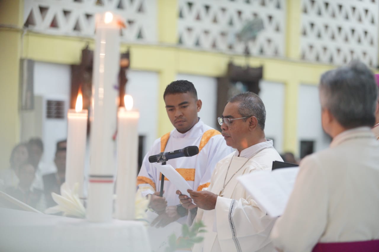 Vesper Agung Di Gereja Santo Yoseph Naikoten Berjalan Aman dan khusyuk